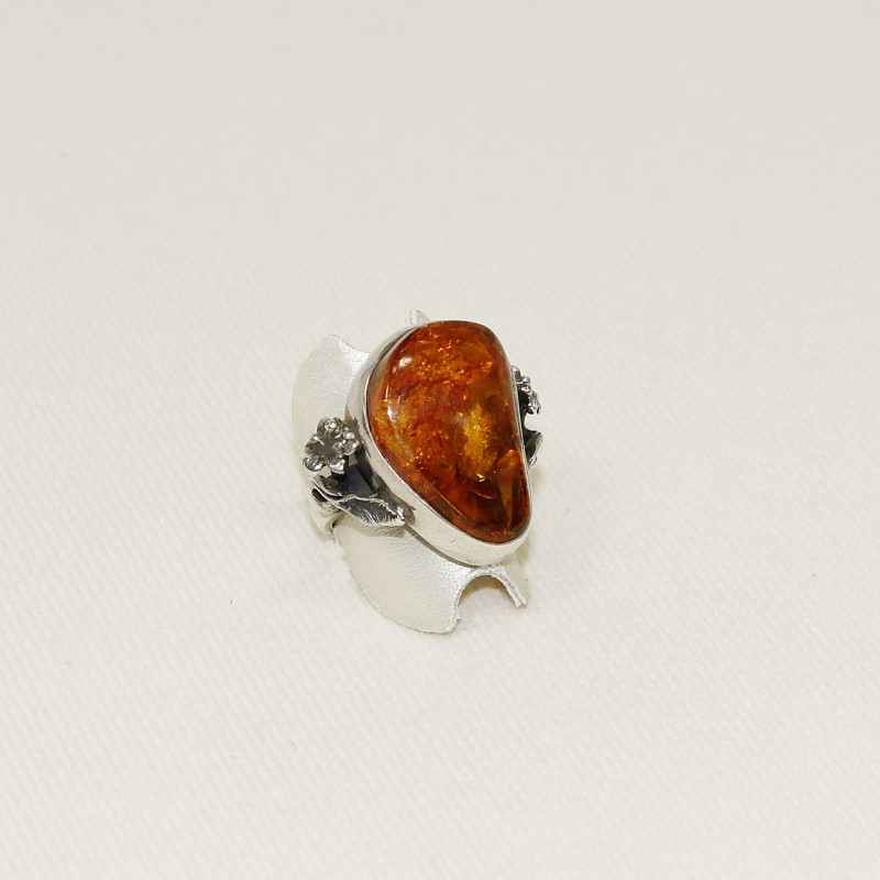 Ring with amber