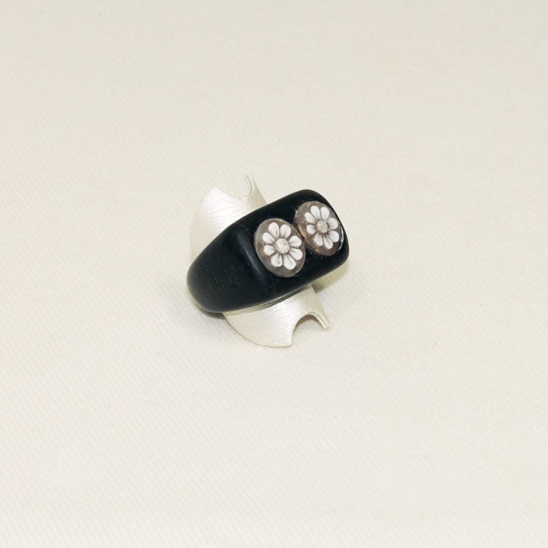 Ring with flowers